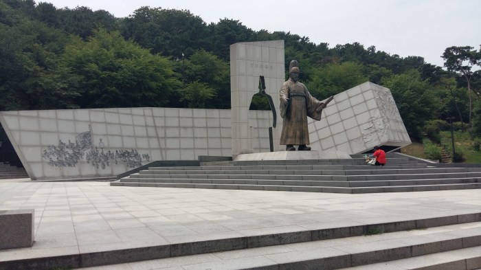 It was an impressive statue. Notice the woman in red bowing down to the statue. Not sure if she was praying, or what but she had laid out a variety of food in front of the statue. Before she kneeled down, I thought she was getting out her lunch to eat it...