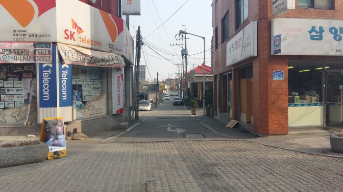 A view down one of the side roads...